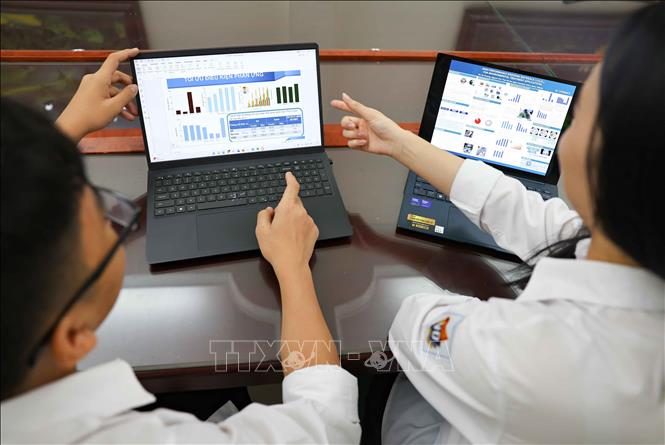 Dự án của hai học sinh đã được thí nghiệm nhiều lần trên các mẫu nước thải thu được từ làng nghề dệt lụa Vạn Phúc, Hà Đông và đều thu được những kết quả đáng khích lệ khi mẫu nước thải đã được xử lý tương đối triệt để. Ảnh: Thanh Tùng - TTXVN