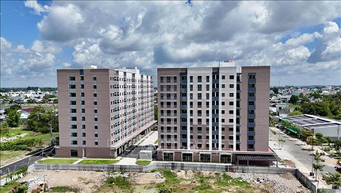 Dự án nhà ở xã hội Golden City An Giang gồm 2 tòa nhà T3 và T4 với tổng số 584 căn hộ chưa thể bàn giao cho người dân. Ảnh: Thanh Sang-TTXVN