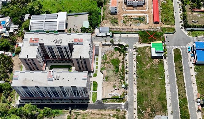 Tuyến đường N15 (dấu X) dài 500m kết nối trực tiếp với 2 tòa nhà T3 và T4 đến nay vẫn chưa giải phóng xong mặt bằng, khiến toàn bộ hạ tầng kỹ thuật không đủ điều kiện nghiệm thu. Ảnh: Thanh Sang-TTXVN