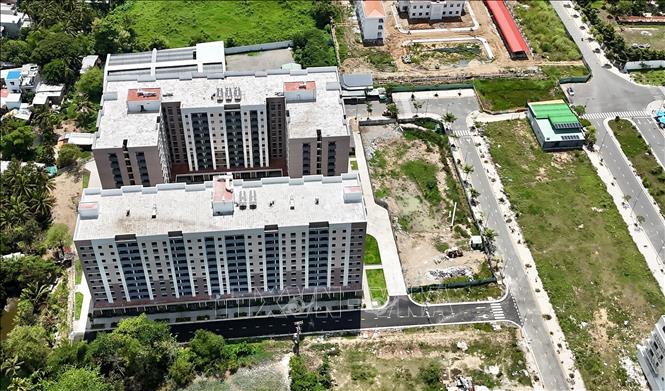 Tuyến đường N15 (phía trên bên phải) dài 500m kết nối trực tiếp với 2 tòa nhà T3 và T4 đến nay vẫn chưa giải phóng xong mặt bằng, khiến toàn bộ hạ tầng kỹ thuật không đủ điều kiện nghiệm thu. Ảnh: Thanh Sang-TTXVN
