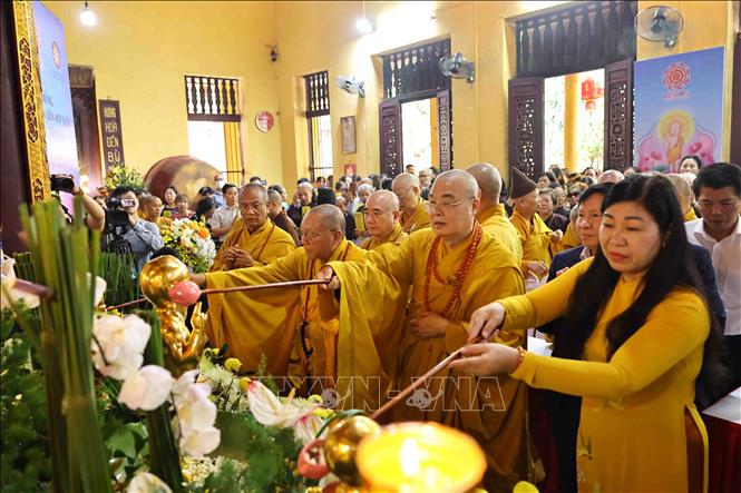 Các đại biểu thực hiện nghi lễ tắm Phật, cầu nguyện quốc thái dân an, thế giới hòa bình, chúng sinh an lạc. Ảnh: Minh Đức - TTXVN