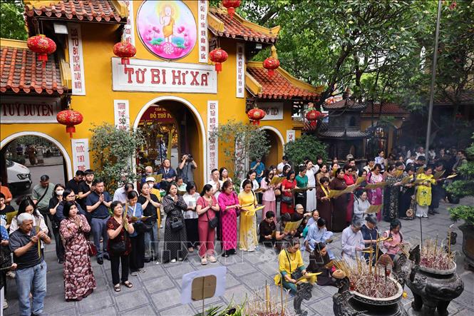 Phật tử tham dự Đại lễ Phật đản Phật lịch 2569 – Dương lịch 2025. Ảnh: Minh Đức - TTXVN

