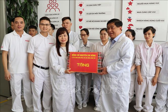 Phó Thủ tướng Chính phủ Nguyễn Chí Dũng thăm, tặng quà Công ty Cổ phần sản xuất gia công và xuất nhập khẩu Hanel (Hanel PT) tại Khu công nghiệp Tiên Sơn, tỉnh Bắc Ninh. Ảnh: Thanh Thương - TTXVN