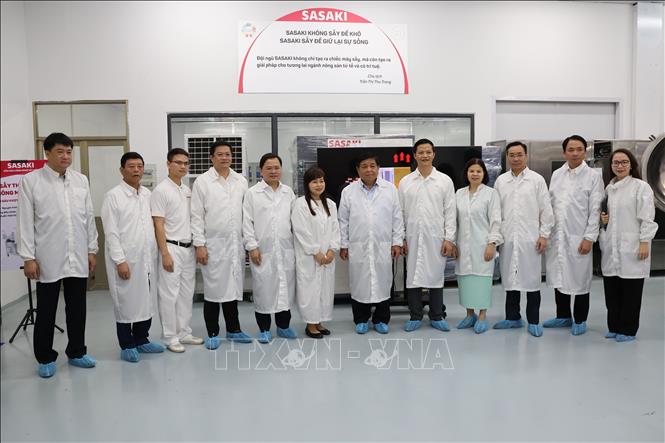 Phó Thủ tướng Chính phủ Nguyễn Chí Dũng cùng lãnh đạo tỉnh Bắc Ninh chụp ảnh lưu niệm tại Công ty Cổ phần sản xuất gia công và xuất nhập khẩu Hanel (Hanel PT) ở Khu công nghiệp Tiên Sơn, tỉnh Bắc Ninh. Ảnh: Thanh Thương- TTXVN