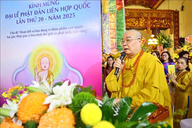Hòa thượng Thích Thanh Nhiễu, Phó Chủ tịch Thường trực Hội đồng trị sự Giáo hội Phật giáo Việt Nam tuyên đọc thông điệp Đại lễ Phật đản. Ảnh: Minh Đức - TTXVN