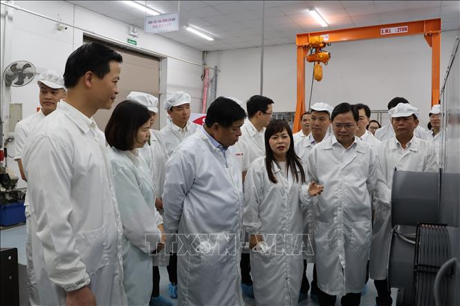 Phó Thủ tướng Chính phủ Nguyễn Chí Dũng (thứ 3, trái) cùng lãnh đạo tỉnh Bắc Ninh thăm dây chuyền sản xuất tại Công ty Cổ phần sản xuất gia công và xuất nhập khẩu Hanel (Hanel PT) ở Khu công nghiệp Tiên Sơn, tỉnh Bắc Ninh. Ảnh: Thanh Thương- TTXVN