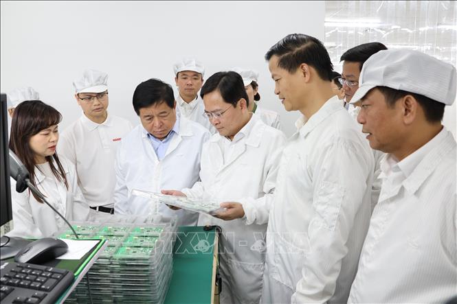 Phó Thủ tướng Nguyễn Chí Dũng (thứ 3, trái sang) cùng các đồng chí lãnh đạo tỉnh Bắc Ninh thăm dây chuyển sản xuất Công ty Cổ phần sản xuất gia công và xuất nhập khẩu Hanel (Hanel PT) ở Khu công nghiệp Tiên Sơn, tỉnh Bắc Ninh. Ảnh: Thanh Thương- TTXVN