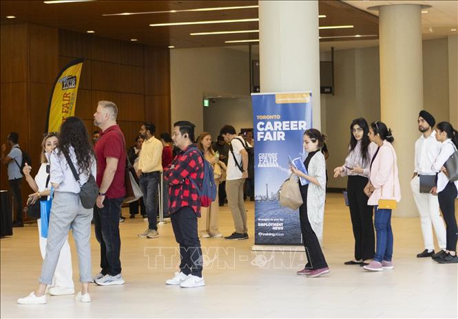 Người dân tham gia hội chợ việc làm tại Toronto, Canada. Ảnh: THX/TTXVN