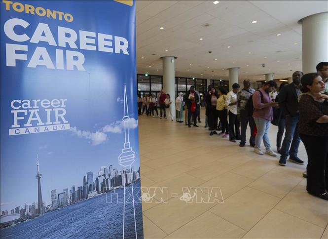 Người dân tham gia hội chợ việc làm tại Toronto, Canada. Ảnh: THX/TTXVN