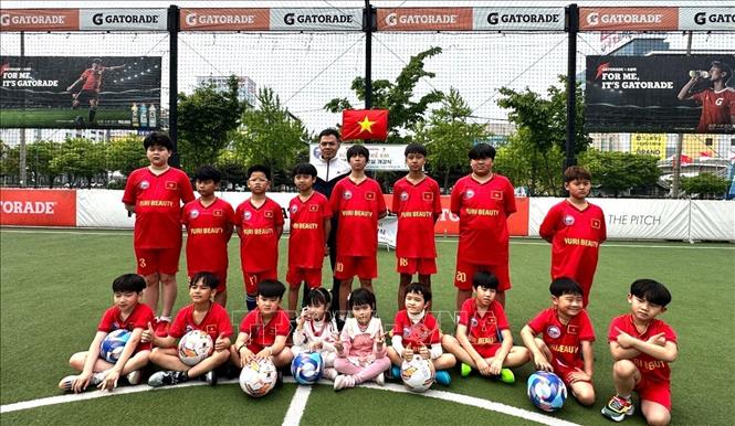 Huấn luyện viên Nguyễn Minh Sơn chụp ảnh với các học sinh trong lớp học bóng đá thành phố Siheung Hàn Quốc. Ảnh: Đức Thắng - PV TTXVN tại Hàn Quốc 