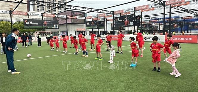 Các học viên lớp học bóng đá thành phố Siheung Hàn Quốc khởi động trong buổi tập đầu tiên. Ảnh: Đức Thắng - PV TTXVN tại Hàn Quốc 