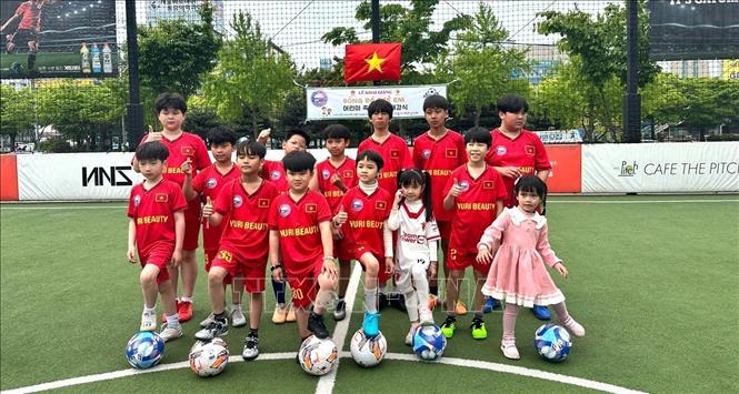 Các em trẻ em trong các gia đình đa văn hóa thành phố Siheung Hàn Quốc tham gia lớp học. Ảnh: Đức Thắng - PV TTXVN tại Hàn Quốc 