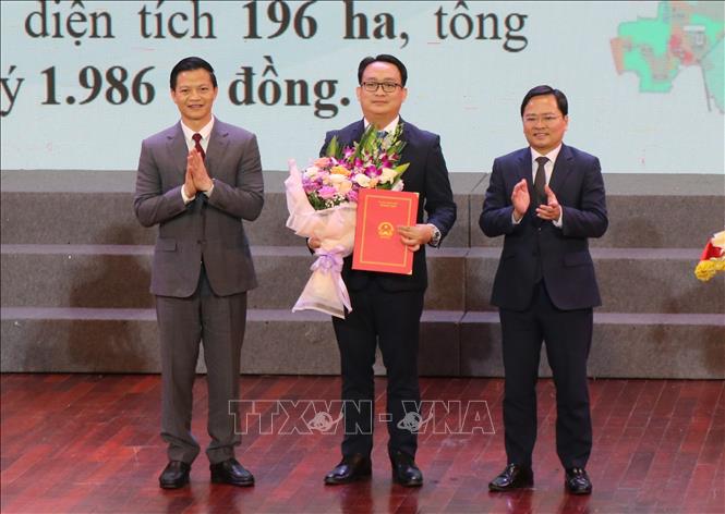 Bí thư Tỉnh ủy Bắc Ninh Nguyễn Anh Tuấn (phải), Chủ tịch UBND tỉnh Bắc Ninh Vương Quốc Tuấn (trái) trao chứng nhận đầu tư cho đại diện doanh nghiệp. Ảnh: Thanh Thương- TTXVN