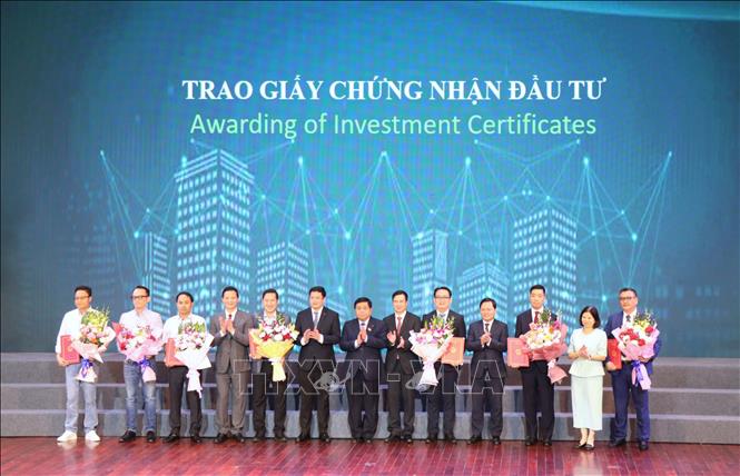 Phó Thủ tướng Nguyễn Chí Dũng cùng các đồng chí lãnh đạo tỉnh Bắc Ninh chụp ảnh với đại diện các doanh nghiệp được trao chứng nhận, điều chỉnh đầu tư. Ảnh: Thanh Thương- TTXVN