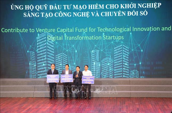 Bí thư Tỉnh ủy Bắc Ninh Nguyễn Anh Tuấn (thứ 2, từ phải) tiếp nhận ủng hộ từ các doanh nghiệp cho Quỹ đầu tư mạo hiểm khởi nghiệp sáng tạo, ươm mầm công nghệ và chuyển đổi số của tỉnh. Ảnh: Thanh Thương- TTXVN