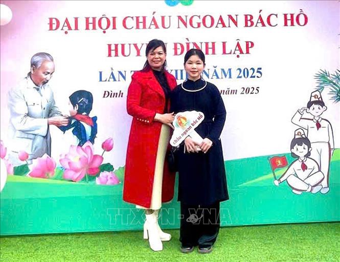 Nguyễn Thu Hà trong trang phục dân tộc Tày tham gia Đại hội Cháu ngoan Bác Hồ huyện Đình Lập, tỉnh Lạng Sơn. Ảnh: TTXVN phát