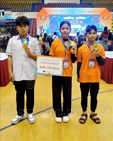 Nguyễn Thu Hà (giữa) đạt giải Nhất cuộc thi vô địch quốc gia Việt Nam Stem, AI&Robotics năm 2024. Ảnh: TTXVN phát
