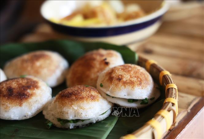 Chiếc bánh căn hấp dẫn được để trên mẹt lá chuối phục vụ khách du lịch trong khu nghỉ dưỡng Seahorse ở Mũi Né, thành phố Phan Thiết, tỉnh Bình Thuận. Ảnh: Hồng Đạt - TTXVN