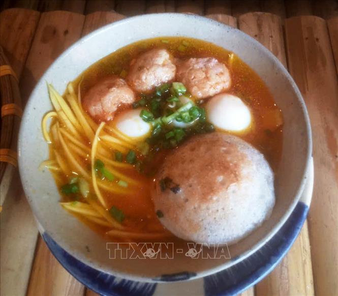 Những chiếc bánh căn Bình Thuận hấp dẫn thực khách bởi vị thơm bùi giòn giòn, pha vị đậm đà của nước mắm, vị thơm ngon của trứng, xíu mại…Ảnh: Hồng Đạt - TTXVN