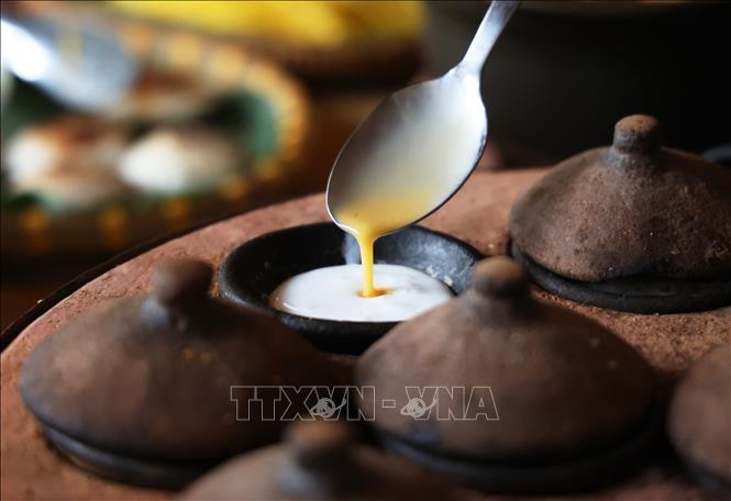 Thêm trứng vào bánh căn để tăng độ ngon, hấp dẫn. Ảnh: Hồng Đạt - TTXVN 