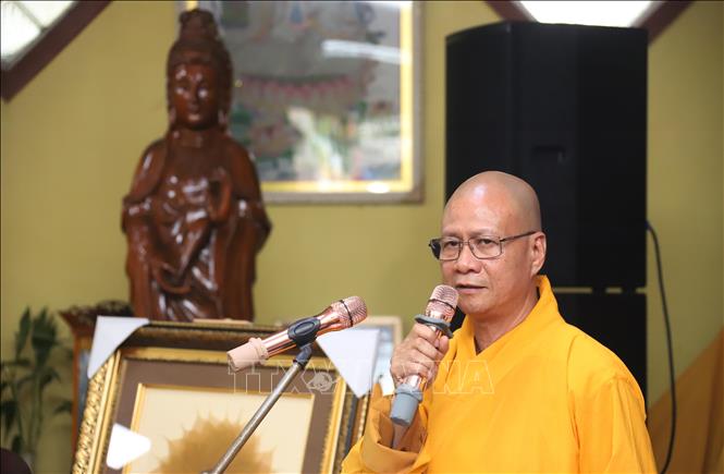 Thượng tọa Thích Minh Quang, Trưởng ban Điều phối hợp tác Phật giáo Việt Nam-Lào, Trụ trì Chùa Phật Tích thủ đô Vientiane, phát biểu tại buổi lễ. Ảnh: Xuân Tú - PV TTXVN tại Lào