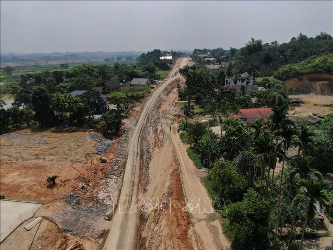 13 hộ dân ở thôn Hạnh Phúc, xã Y Can, huyện Trấn Yên (Yên Bái) bị ảnh hưởng do nâng cao đường. Ảnh: Đinh Thùy - TTXVN