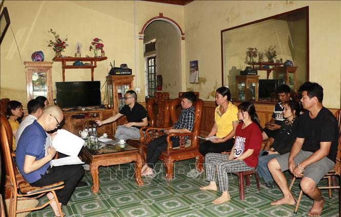 Người dân ở thôn Hạnh Phúc, xã Y Can, huyện Trấn Yên (Yên Bái) bức xúc vì thay đổi thiết kế đường nhiều lần, ảnh hưởng đến đời sống người dân. Ảnh: Đinh Thùy - TTXVN