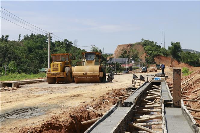 Các nhà thầu chờ mặt bằng để thi công nền đường. Ảnh: Đinh Thùy - TTXVN 