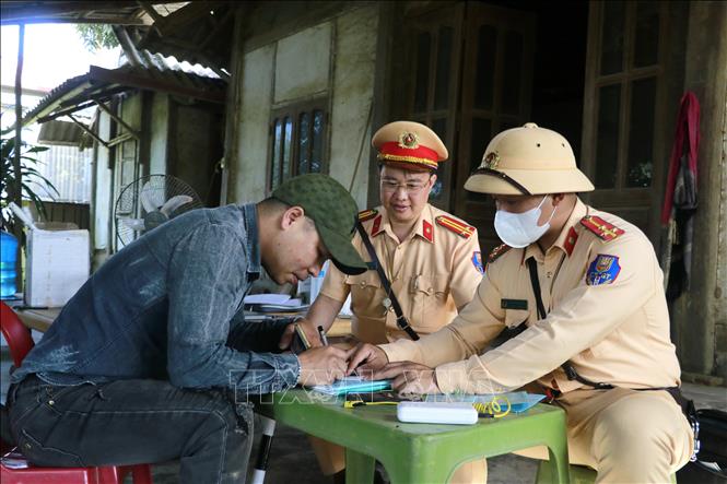 Chủ các phương tiện ký cam kết đảm bảo chở đúng khối lượng được quy định. Ảnh: Đinh Thùy - TTXVN