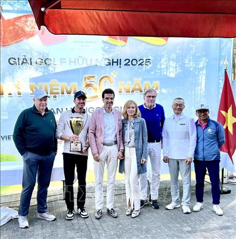Golf thủ Đức Sebastian Pietz (thứ hai, từ trái sang) giành cúp Giải golf hữu nghị Việt - Đức. Ảnh: Phương Hoa - PV TTXVN tại Đức