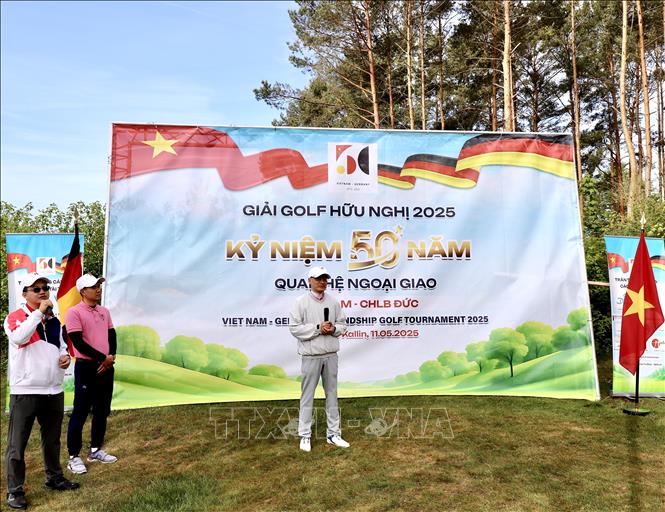 Đại sứ Vũ Quang Minh phát biểu khai mạc Giải golf hữu nghị Việt - Đức. Ảnh: Phương Hoa - PV TTXVN tại Đức