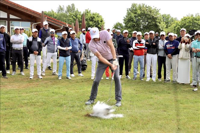 Golf thủ Trịnh Văn Ngân (Leipzig) phát bóng khai mạc Giải Golf Hữu nghị Việt - Đức. Ảnh: Phương Hoa - PV TTXVN tại Đức