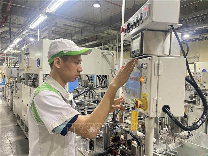 Công nhân giỏi Phí Đình Công, Công ty TNHH Nidec Chaun Choung Việt, có nhiều sáng kiến làm lợi cho doanh nghiệp. Ảnh: TTXVN phát