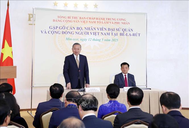 Tổng Bí thư Tô Lâm nói chuyện thân mật với cán bộ, nhân viên Đại sứ quán và đại diện cộng đồng người Việt tại Belarus. Ảnh: Thống Nhất – TTXVN