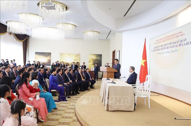 Tổng Bí thư Tô Lâm nói chuyện thân mật với cán bộ, nhân viên Đại sứ quán và đại diện cộng đồng người Việt tại Belarus. Ảnh: Thống Nhất – TTXVN
