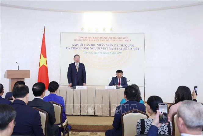 Tổng Bí thư Tô Lâm nói chuyện thân mật với cán bộ, nhân viên Đại sứ quán và đại diện cộng đồng người Việt tại Belarus. Ảnh: Thống Nhất – TTXVN