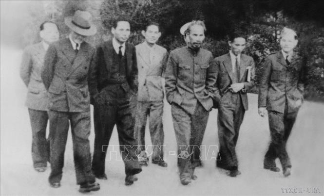  Chủ tịch Hồ Chí Minh và phái đoàn Việt Nam dự hội nghị Fontainebleau (Pháp) năm 1946. Ảnh: TTXVN