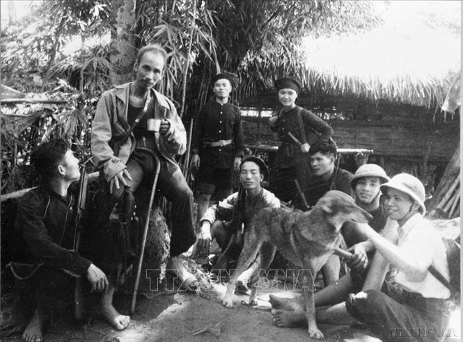 Những giây phút nghỉ ngơi của chủ tịch Hồ Chí Minh trên đường đi công tác tại chiến khu Việt Bắc trong thời kỳ kháng chiến chống thực dân Pháp. Ảnh: TTXVN