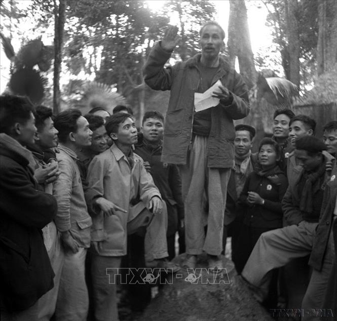  Hồ Chủ tịch nói chuyện với các đại biểu về dự hội nghị của Đảng để quyết định đưa Đảng ra hoạt động công khai (3/3/1951). Ảnh: TTXVN