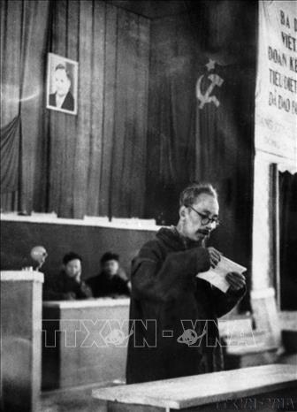 Chủ tịch Hồ Chí Minh đọc báo cáo chính trị tại Đại hội Đảng toàn quốc lần thứ 2 ở chiến khu Việt Bắc (2/1951). Ảnh: TTXVN