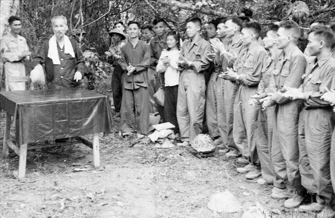 Chủ tịch Hồ Chí Minh nói chuyện với cán bộ, chiến sỹ tham gia chiến dịch biên giới 1950. Ảnh: TTXVN