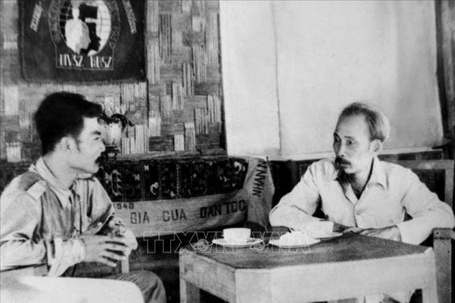  Chủ tịch Hồ Chí Minh tiếp Chủ tịch Xuphanuvông tại Chiến khu Việt Bắc, năm 1948. Ảnh: Tư liệu TTXVN