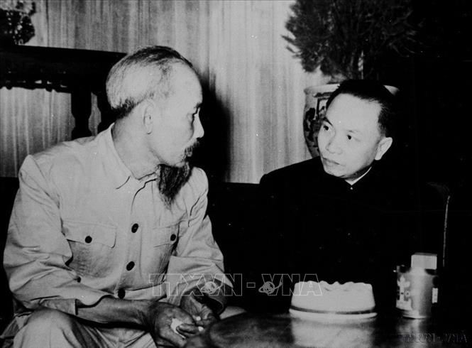  Chủ tịch Hồ Chí Minh và Tổng Bí thư Đảng Lao động Việt Nam Trường Chinh trong một buổi làm việc (Hà Nội, 1955). Ảnh: THX/TTXVN phát