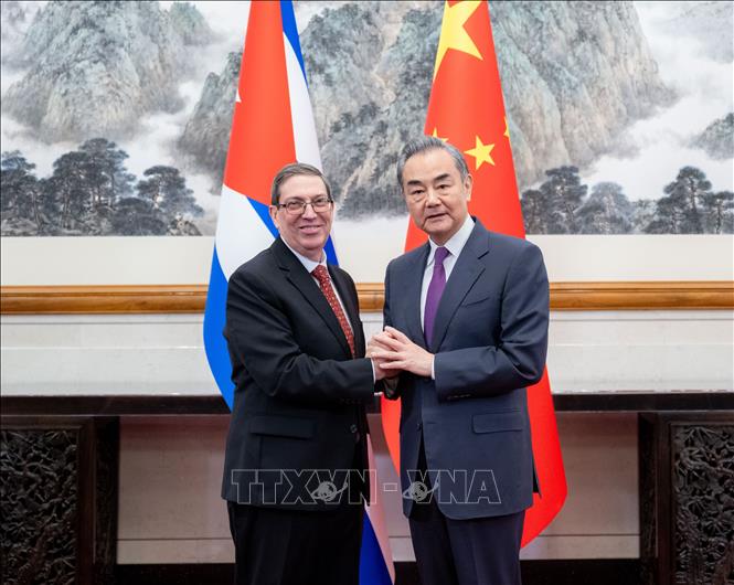 (Tư liệu) Bộ trưởng Ngoại giao Trung Quốc Vương Nghị (phải) và Bộ trưởng Ngoại giao Cuba Bruno Rodriguez tại cuộc gặp ở Bắc Kinh ngày 6/6/2024. Ảnh: THX/TTXVN