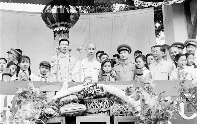 Chủ tịch Hồ Chí Minh tới dự và phát biểu tại cuộc mít tinh của nhân dân các dân tộc các tỉnh Tây Bắc, tổ chức tại thị xã Sơn La, chào mừng Người lên thăm Sơn La và kỷ niệm lần thứ 5 Chiến thắng Điện Biên Phủ (07/5/1959). Ảnh: TTXVN