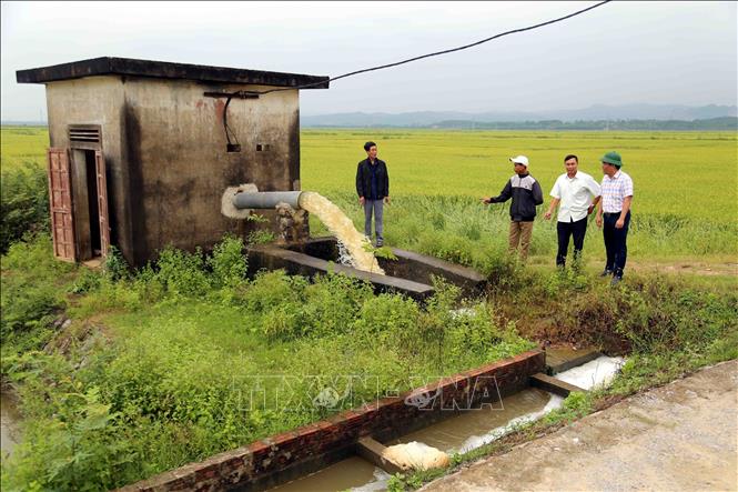 Trạm bơm tại xã Sơn Thủy, huyện Lệ Thủy hoạt động hết công suất để tiêu thoát nước. Ảnh: Tá Chuyên - TTXVN