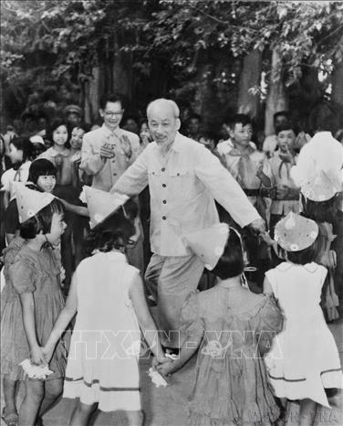 Bác Hồ vui múa hát cùng các cháu thiếu nhi tại Phủ Chủ tịch trong dịp Ngày Quốc tế thiếu nhi 1/6/1960. Ảnh: TTXVN