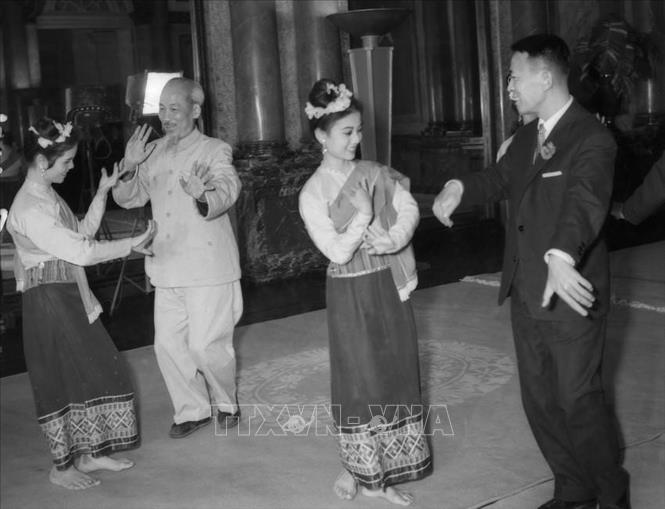 Hồ Chủ tịch cùng vua Lào Xri Xavang Vatthana múa hát cùng các diễn viên tại Hà Nội, nhân dịp đến thăm nhà máy cơ khí Hà Nội (12/3/1963). Ảnh: TTXVN