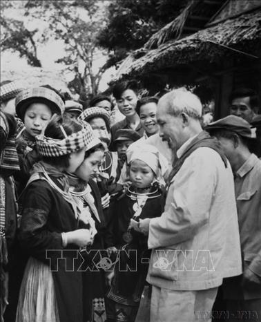 Hồ Chủ tịch đến thăm trương thiếu nhi các dân tộc vùng cao Việt Bắc ở Thái Nguyên (13/3/1960). Ảnh: TTXVN