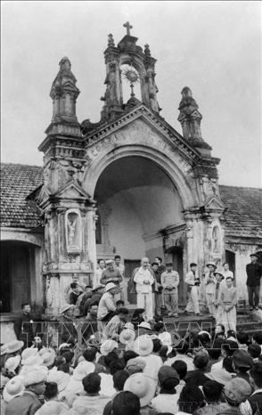 Chủ tịch Hồ Chí Minh về thăm hỏi và nói chuyện với đồng theo đạo Thiên Chúa ở thôn Thạch Bích, xã Bích Hòa, huyện Thanh Oai, Hà Đông (nay là Hà Nội) ngày 5/12/1959. Ảnh: TTXVN 
